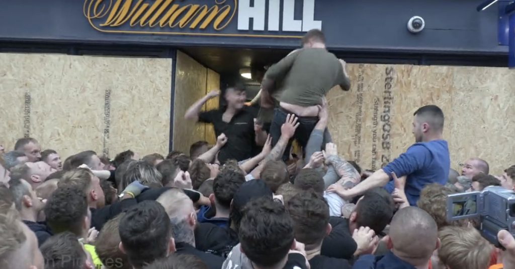 Pelea gigante estalla durante extraña tradición deportiva británica