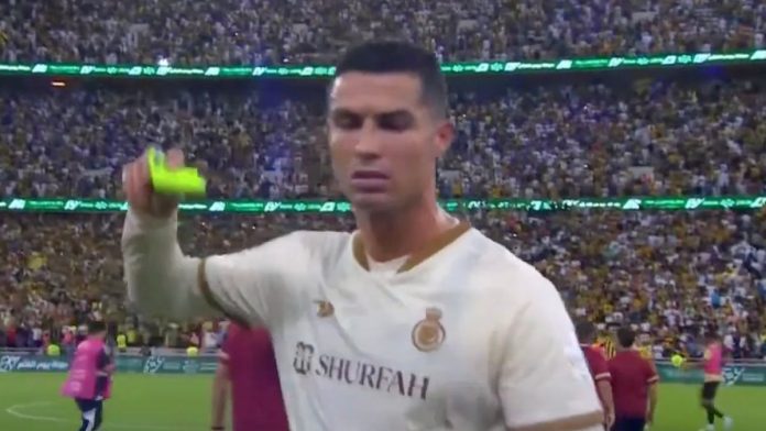 Cristiano Ronaldo patea botellas y arroja el brazalete de capitán mientras los fanáticos de la oposición corean el nombre de Lionel Messi después de la derrota de Al Nassr