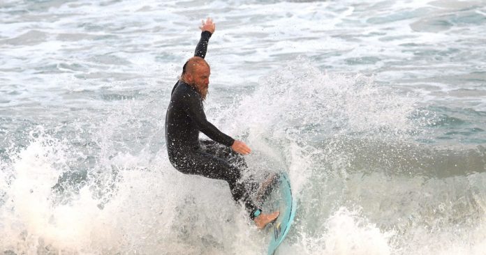 Blake Johnston surfea durante 40 horas para establecer un nuevo récord y recauda dinero para obras de caridad