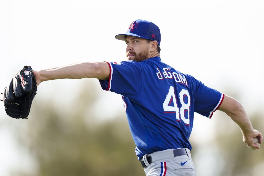 El debut de Jacob deGrom en los entrenamientos de primavera de los Rangers no podría haber sido mejor