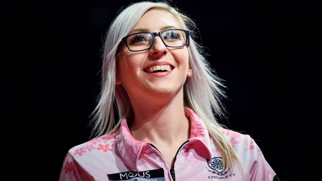 Fallon Sherrock golpea el primer nueve dardos de una mujer en el PDC Tour |  Noticias de dardos |  deportes de cielo