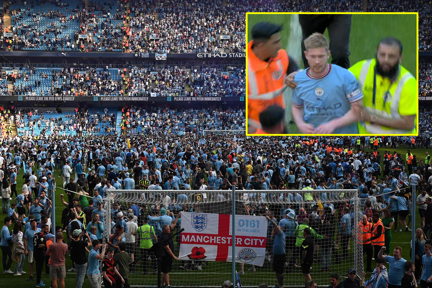 Los fanáticos de Man City invaden el campo antes de la presentación del trofeo de la Premier League mientras Erling Haaland y Kevin De Bruyne los guiaban