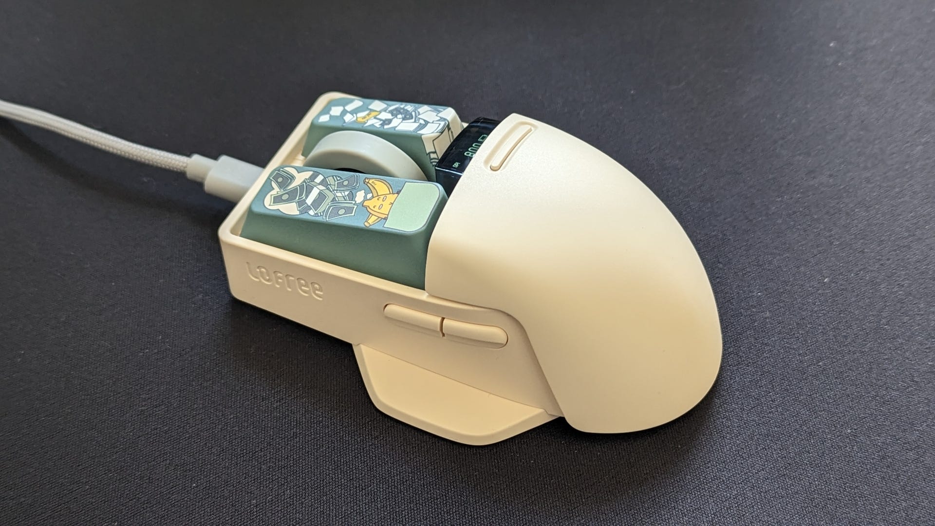Revisiones tecnológicas extrañas: un mouse con teclas intercambiables, un keeb transparente y un altavoz que parece una PC para juegos