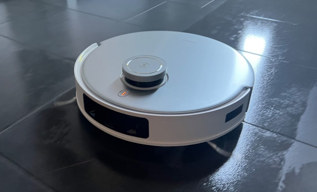 Prueba práctica de Ecovacs Deebot T20 Omni: robot aspirador con movimiento de cadera y limpieza con fregona con agua caliente