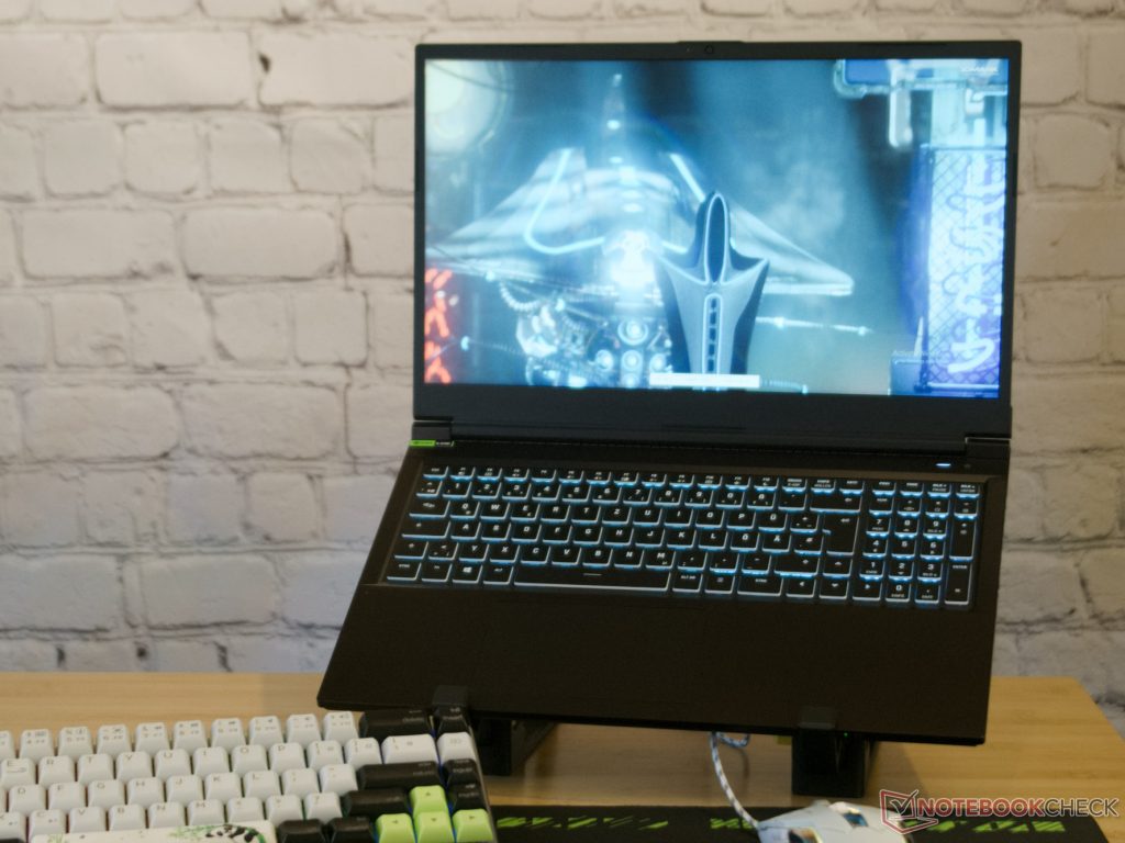 Review del portátil económico para juegos Schenker XMG Focus 15 (E23): Mucho rendimiento a un precio menor que el Pro 15
