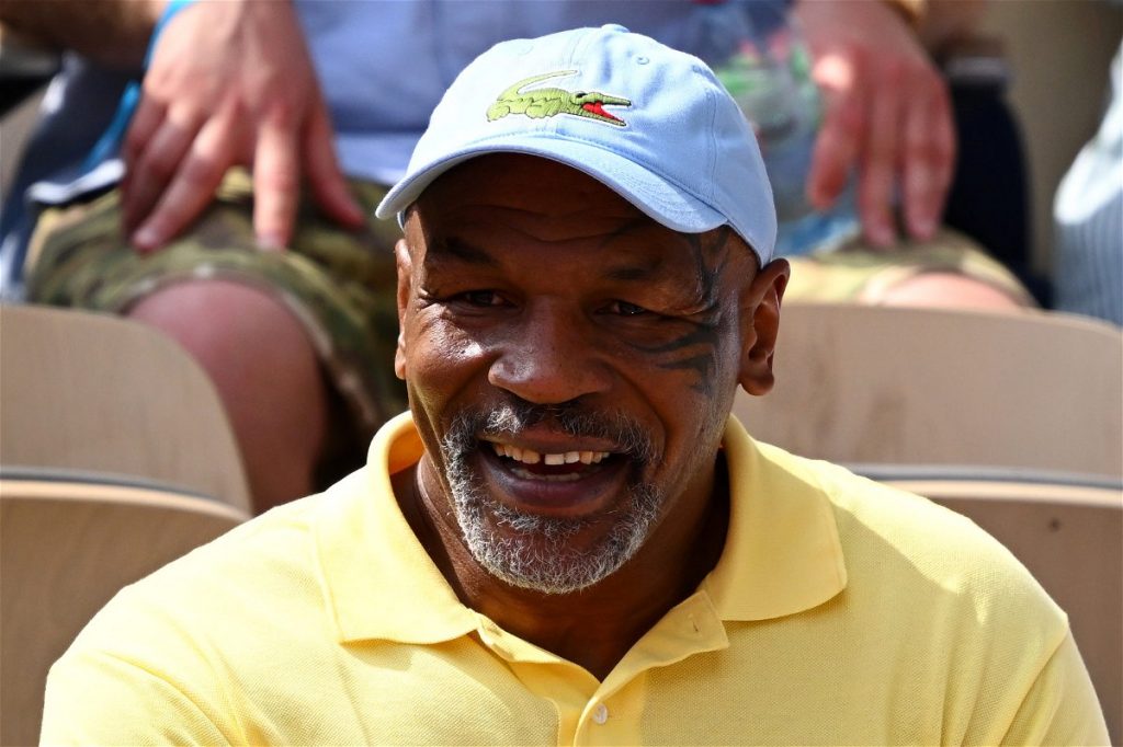 Mike Tyson se ríe incontrolablemente cuando se le insinúa que use sus palabras «dolorosas» para crear una nueva fuente de riqueza que lo dejó incrédulo