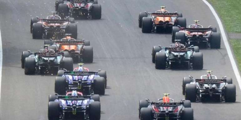 2024 Fórmula 1 Dünya Şampiyonası’nda heyecan devam ediyor.  Imola’da Max Verstappen’in zaferinin ardından sıradaki durak, klasik pistlerden biri olan Monaco.  2024 yarış takvimindeki cadde pistlerinden biri olan Monako dar virajları ve tünelin bulunduğu bir parkurda düzenlenecek.  Büyük heyecana sahne olacak Monako GP hakkındaki tüm detayları haberimizde.