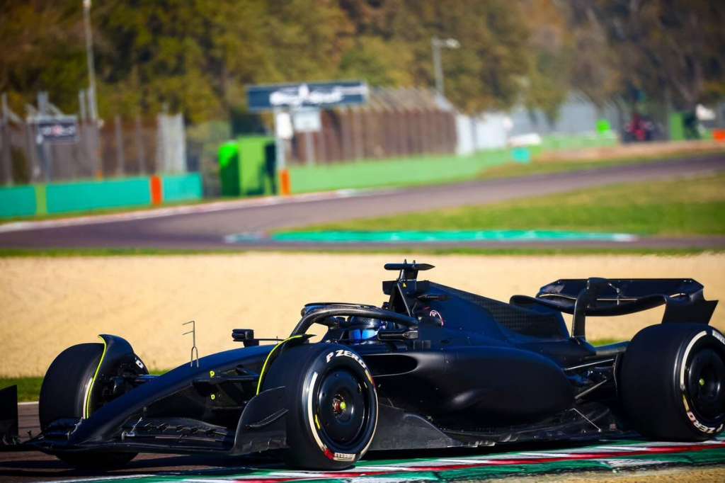 Checo Pérez vuelve a la pista con Cadillac… manejando un Ferrari en su primer test rumbo a la F1 2026