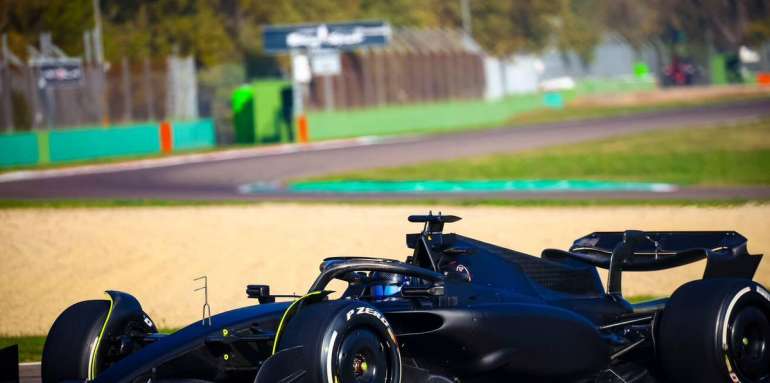 Checo Pérez vuelve a la pista con Cadillac… manejando un Ferrari en su primer test rumbo a la F1 2026